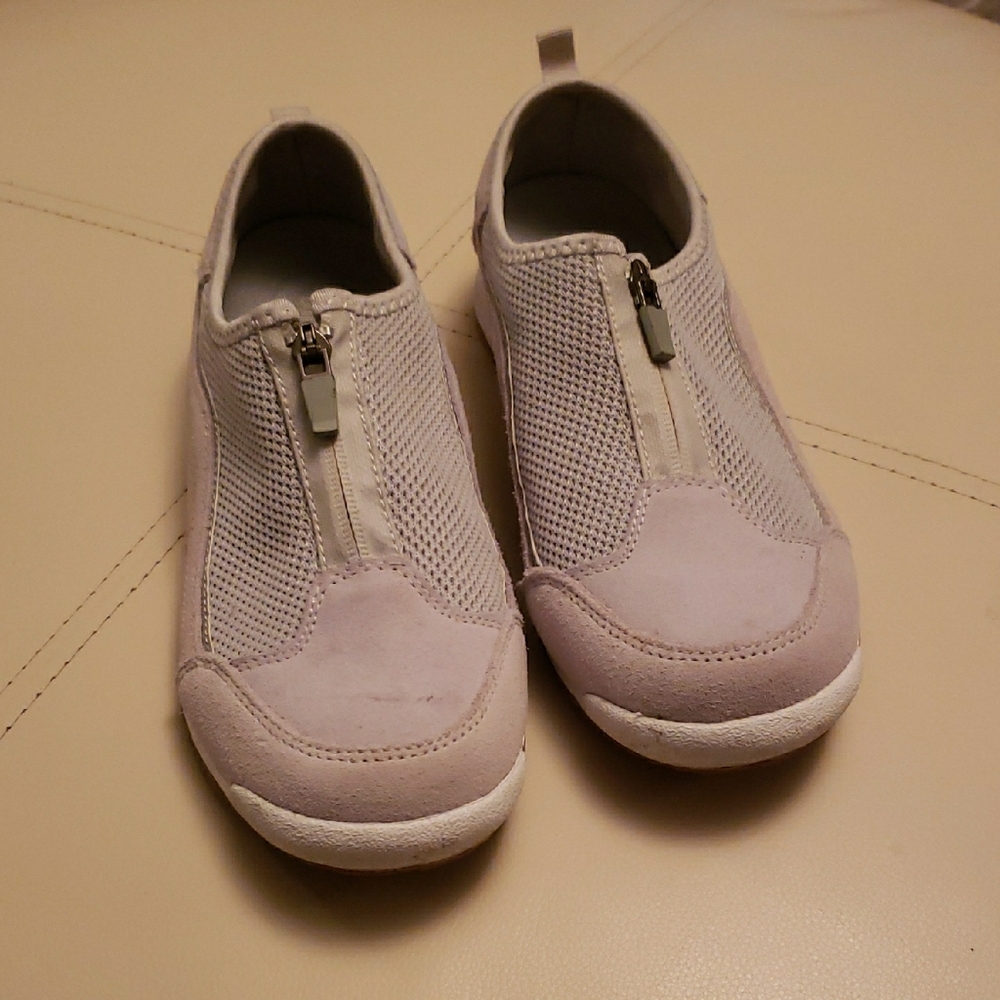 Pink Athletic Shoes with Cushioned Sole and Breathable Design